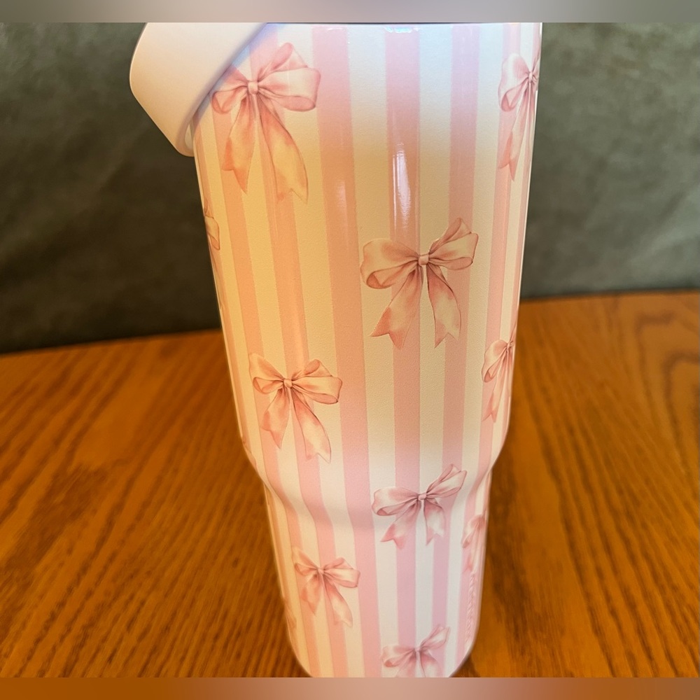 Hydrapeak Artesian Collection White w/Pink Stripes & Ribbons 32oz Tumbler - Picture 2 of 5
